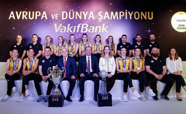 Dünya şampiyonu VakıfBank basınla buluştu