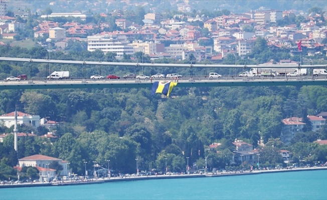 Fenerbahçe bayrakları, köprülere asıldı