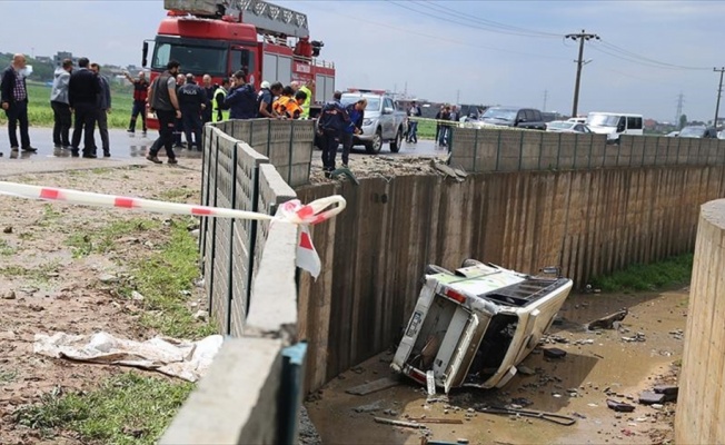 İşçileri taşıyan midibüs devrildi: 15 yaralı