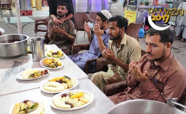 Pakistan'da ilk iftar heyecanı