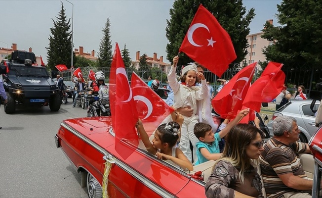 Şehit oğlunun sünnet düğününe binlerce kişi katıldı