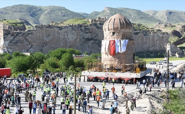 Tarihi Zeynel Bey Türbesi'nin taşınma işlemi başladı