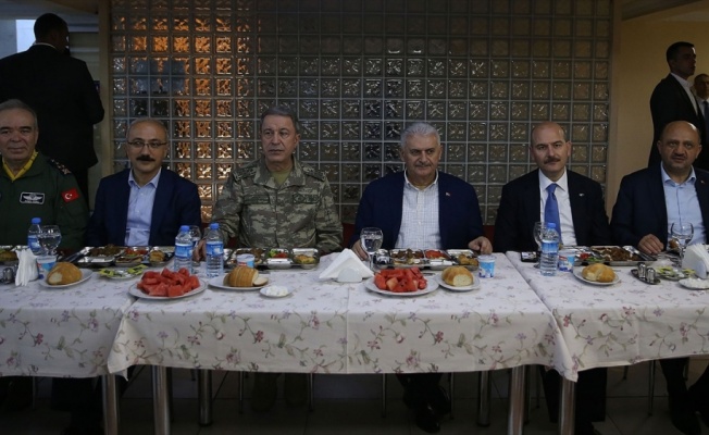 Başbakan Yıldırım, Lice'deki askerlerle sahur yaptı