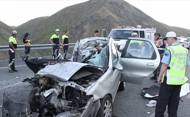 Bayram tatilinin ilk gününde trafik kazaları can aldı