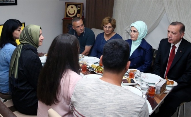 Cumhurbaşkanı Erdoğan şehit evinde iftar yaptı