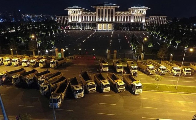 Külliye önüne park eden kamyonlar 15 Temmuz'u hatırlattı