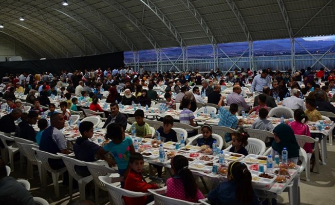 Malatya Valisi Toprak, Suriyelilerle iftarda buluştu