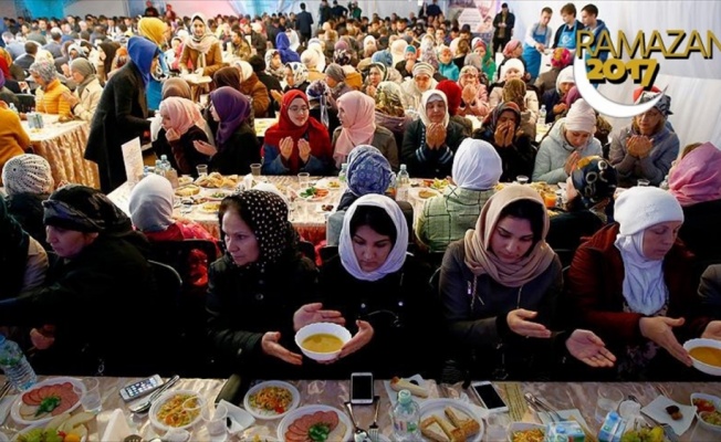 Moskova'da ramazan çadırında iftar programı düzenlendi