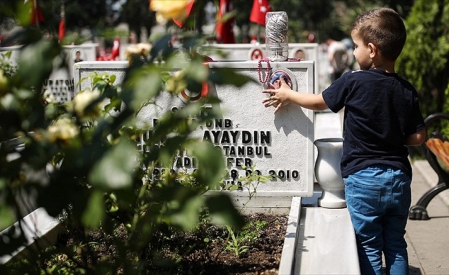 Şehitliklerde bayram yoğunluğu