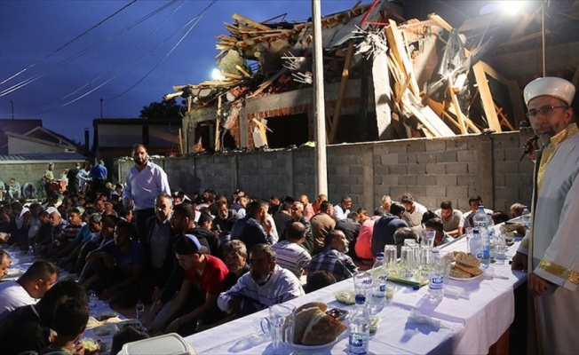 Sırbistan'da yıkık mescit inşaatı önünde iftar