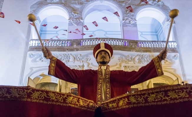 Tunus caddelerinde mehter sesi yankılandı