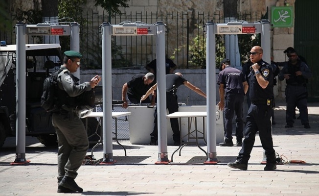 İsrail polisi Aksa'nın kapılarına metal dedektörleri kurdu