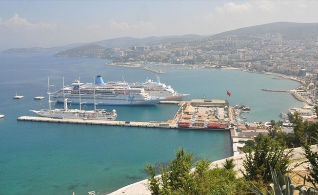 Kruvaziyer gemiler en çok Kuşadası'na uğradı