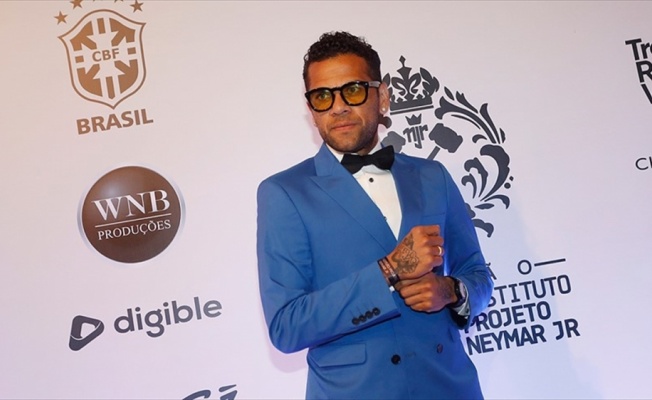 PSG, Dani Alves'i renklerine bağladı