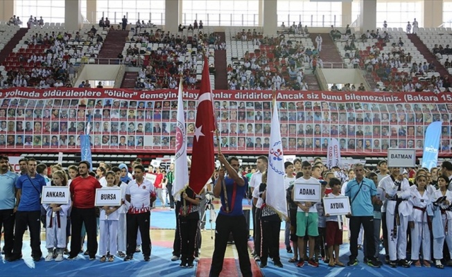 Şampiyonlar 15 Temmuz şehitlerinin aileleriyle buluştu