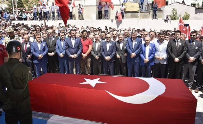 Teröristlerin şehit ettiği öğretmen son yolculuğuna uğurlandı