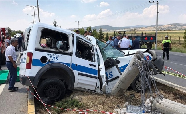 Uşak'ta polis aracı beton direğe çarptı: 1 şehit