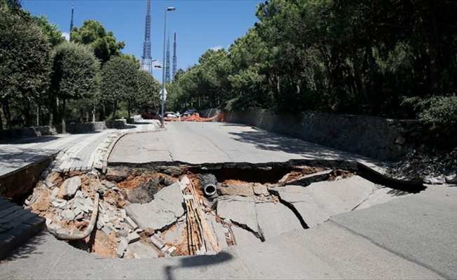 Üsküdar'da yolda çökme meydana geldi