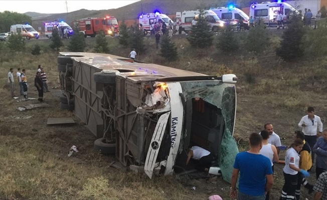 Ankara'da yolcu otobüsü şarampole devrildi