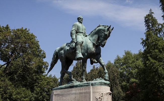 Charlottesville, Virginia'dan 'heykeller'i kaldırmak için yetki istedi