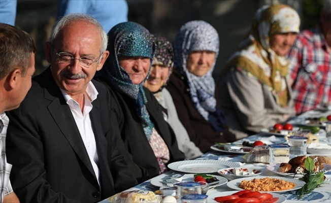 CHP lideri Kılıçdaroğlu vatandaşlarla kahvaltıda bir araya geldi