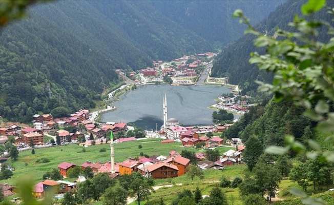 Dünyaca ünlü Uzungöl turistlerin gözdesi