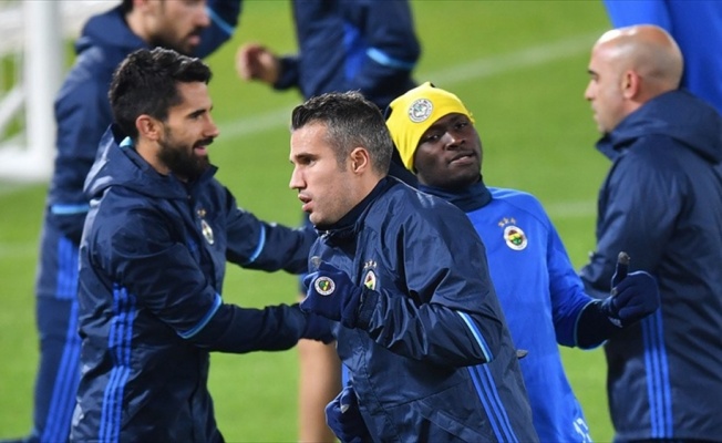 Fenerbahçe'de Alper Potuk ve Van Persie'den kötü haber