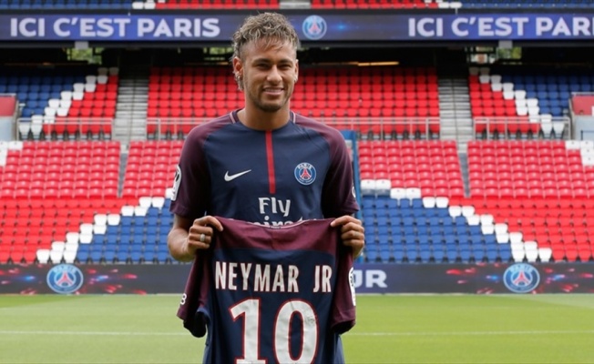 Neymar'ın 10 numaralı yeni forması satış rekoru kırdı