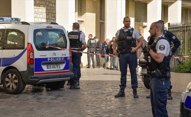 Paris'te devriye gezen askerlere araçlı saldırı