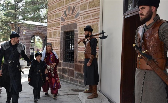 Türbe ziyaretinde kostümle hatıra fotoğrafı