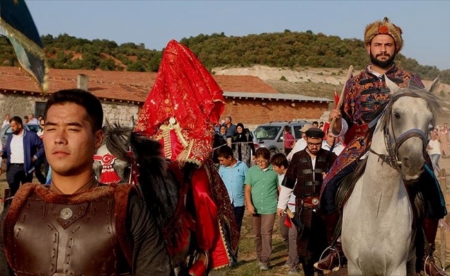 Gelin 'üç etek', damat 'kaftan' giydi