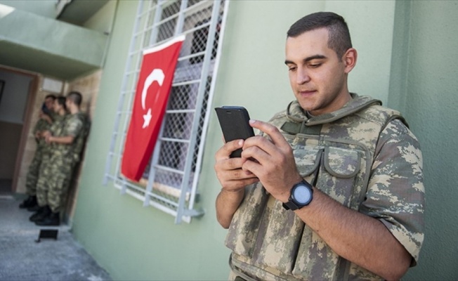 Sınır karakolundaki Mehmetçik'in bayram sevinci