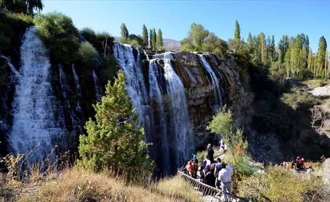 Tortum Şelalesi'ne ziyaretçi akını