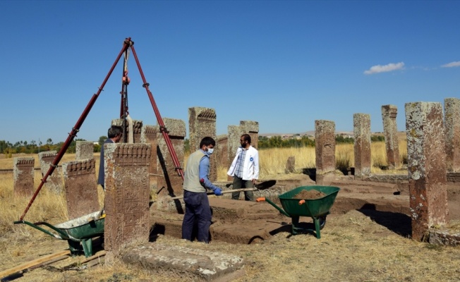 Ahlat'taki Selçuklu Mezarlığı'nda yeni mezar taşları bulundu