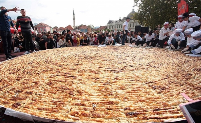 Bosna Hersek'te dünyanın en büyük böreğini pişirdiler