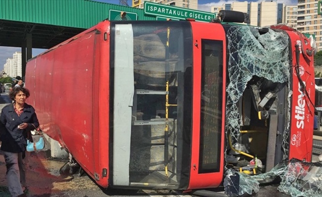 İstanbul'da özel halk otobüsü devrildi