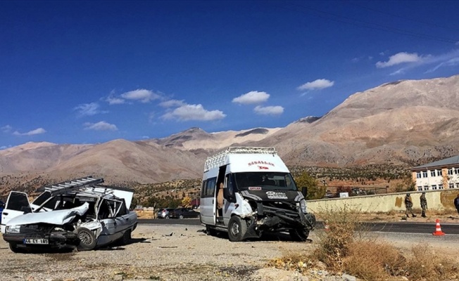 Kahramanmaraş'ta öğrenci servisiyle otomobil çarpıştı: 16 yaralı