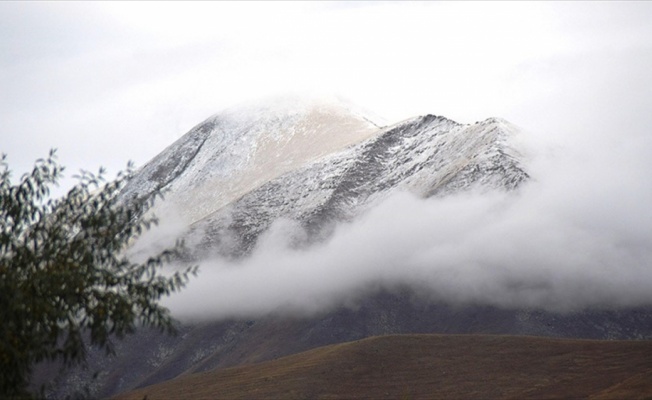Köse Dağı'na mevsimin ilk karı yağdı