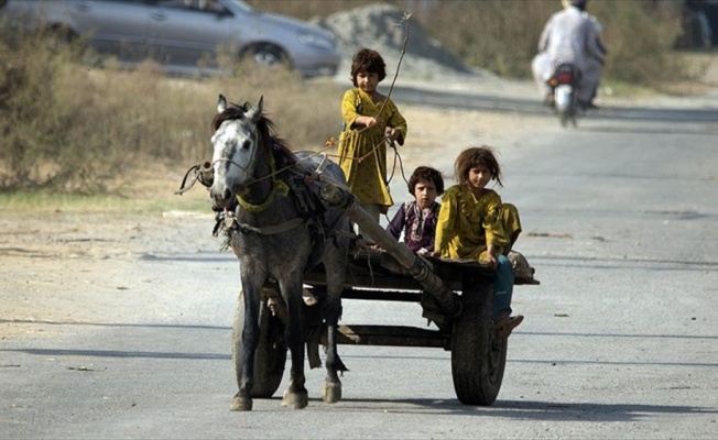 Pakistan&#39;da yoksul kız çocuklarının yaşama mücadelesi