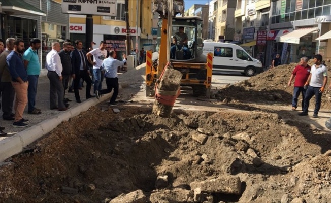 Tarihi taş şikayet üzerine yolun altından çıkarıldı