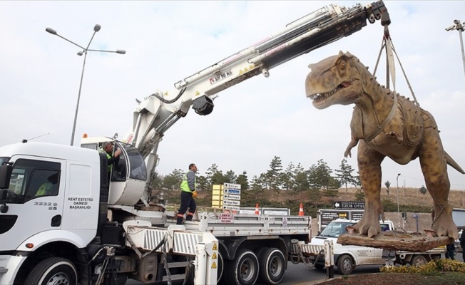 AOÇ kavşağındaki dinozor maketi kaldırıldı