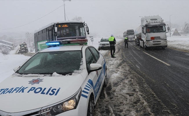 Bolu Dağı'ndan tır geçişine izin verilmiyor