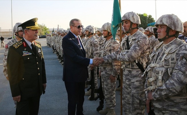 Erdoğan'dan Katar'daki Türk birliğine ziyaret