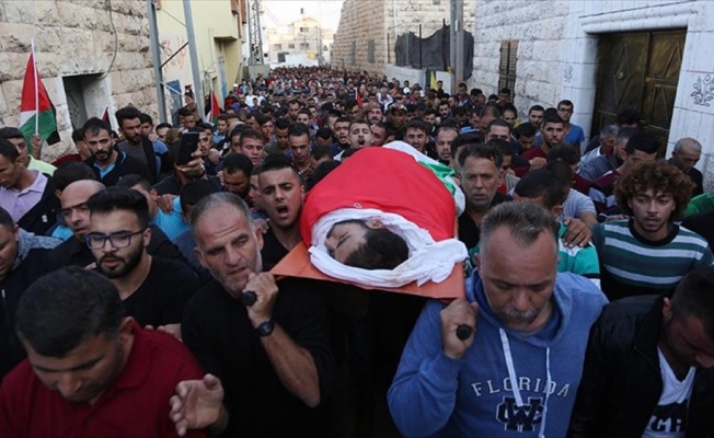 İsrail askerlerinin öldürdüğü 26 yaşındaki Filistinlinin naaşı defnedildi