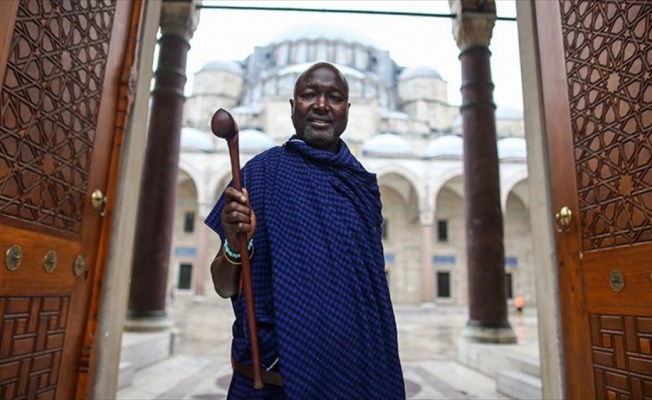 Kabile şefi Kiberenge İslam'ı tanımaya geldi