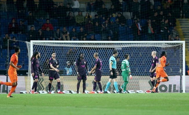 Galatasaray'a gol yağdıran Başakşehir zirveye ortak oldu