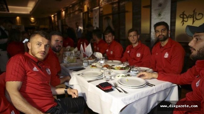 Sivassporlu oyunculara moral yemeği