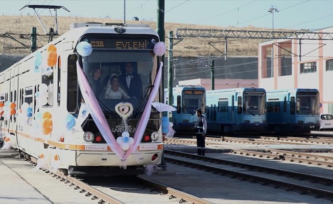 Tramvay gelin arabası oldu