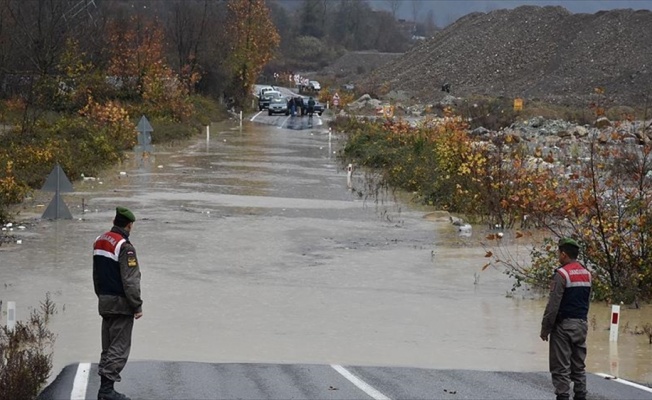 Bartın'da sağanak yüzünden kara ulaşımı yapılamıyor