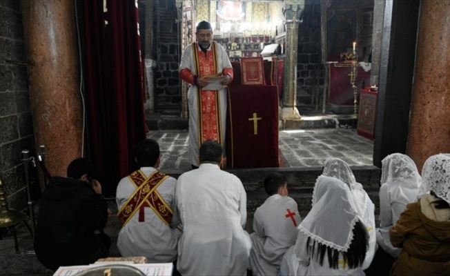 Diyarbakır'ın tarihi Sur ilçesinde Noel ayini yapıldı